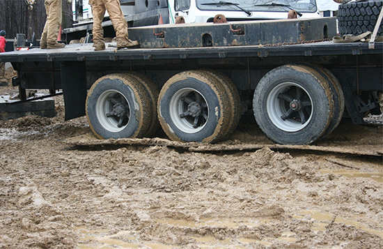 重型机械陷入困境？PE铺路垫板，打造坚实施工路！
